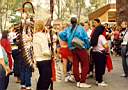 Uczestnicy Świętego Biegu Europa '90 zbierają się przed Muzeum w Oświęcimiu do dalszego biegu