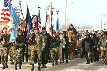 Pogrzeb Sheldona Hawk Eagle. Foto. Co. Val Hoeppner - Argus Leader 2003