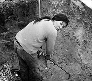 Anna Mae Aquash poprawia bunkier w Wounded Knee